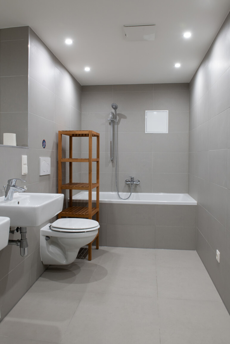 Badezimmer mit Dusche, Waschbecken und WC in Dada Thai Massagestudio 1120 Wien
